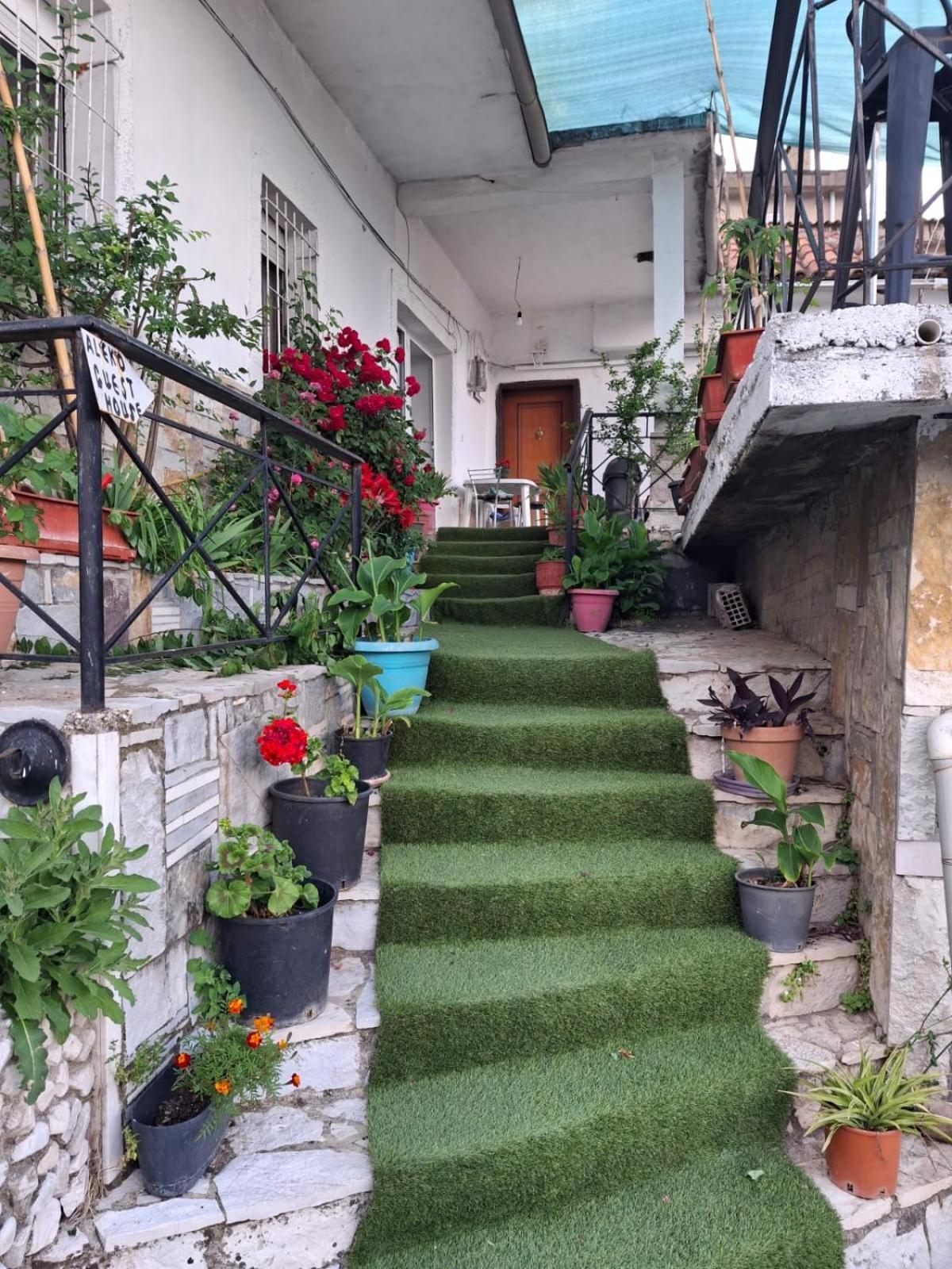 Aleko Guest House Gjirokastër Esterno foto